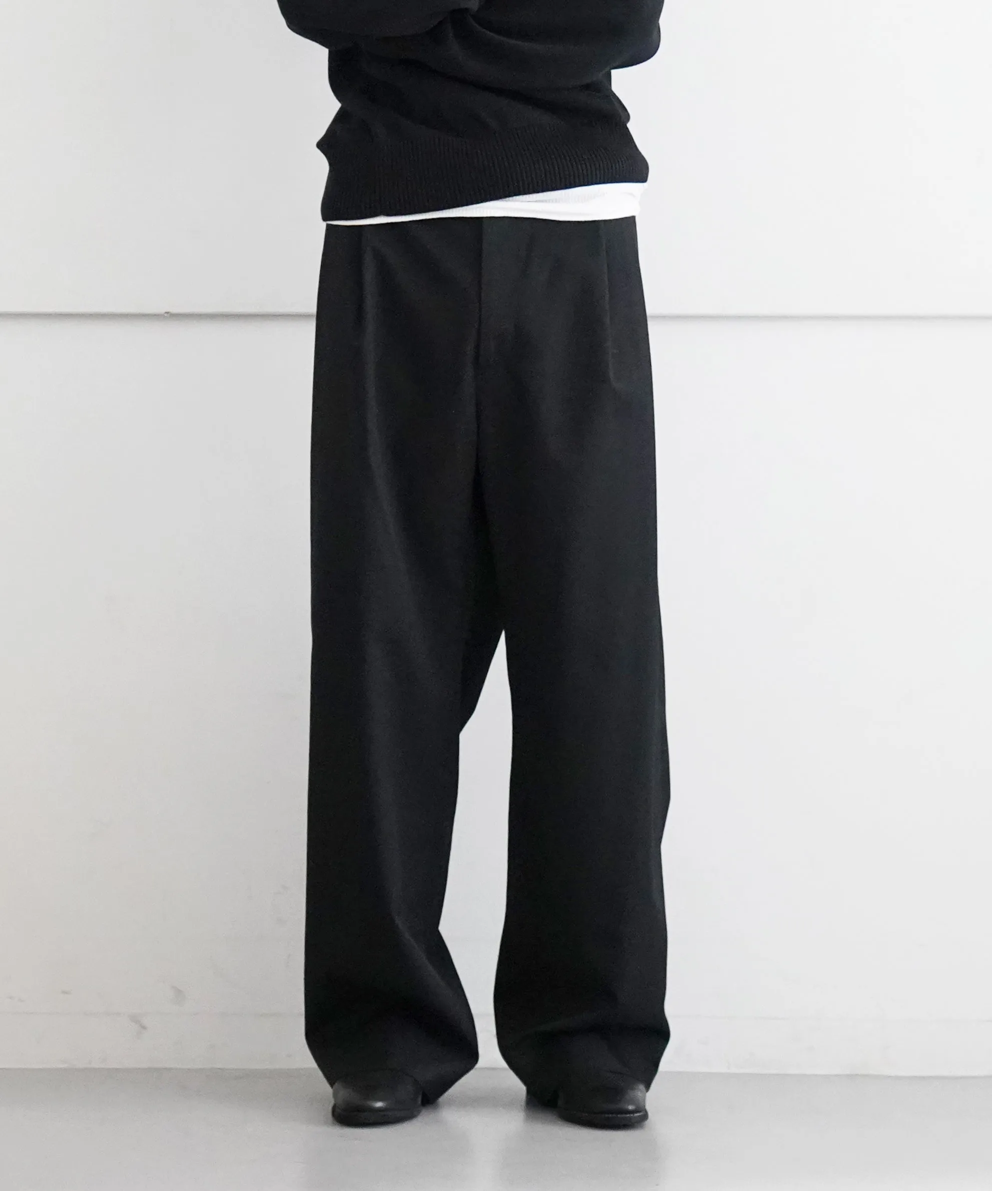 APRIORI Slacks "BLACK"