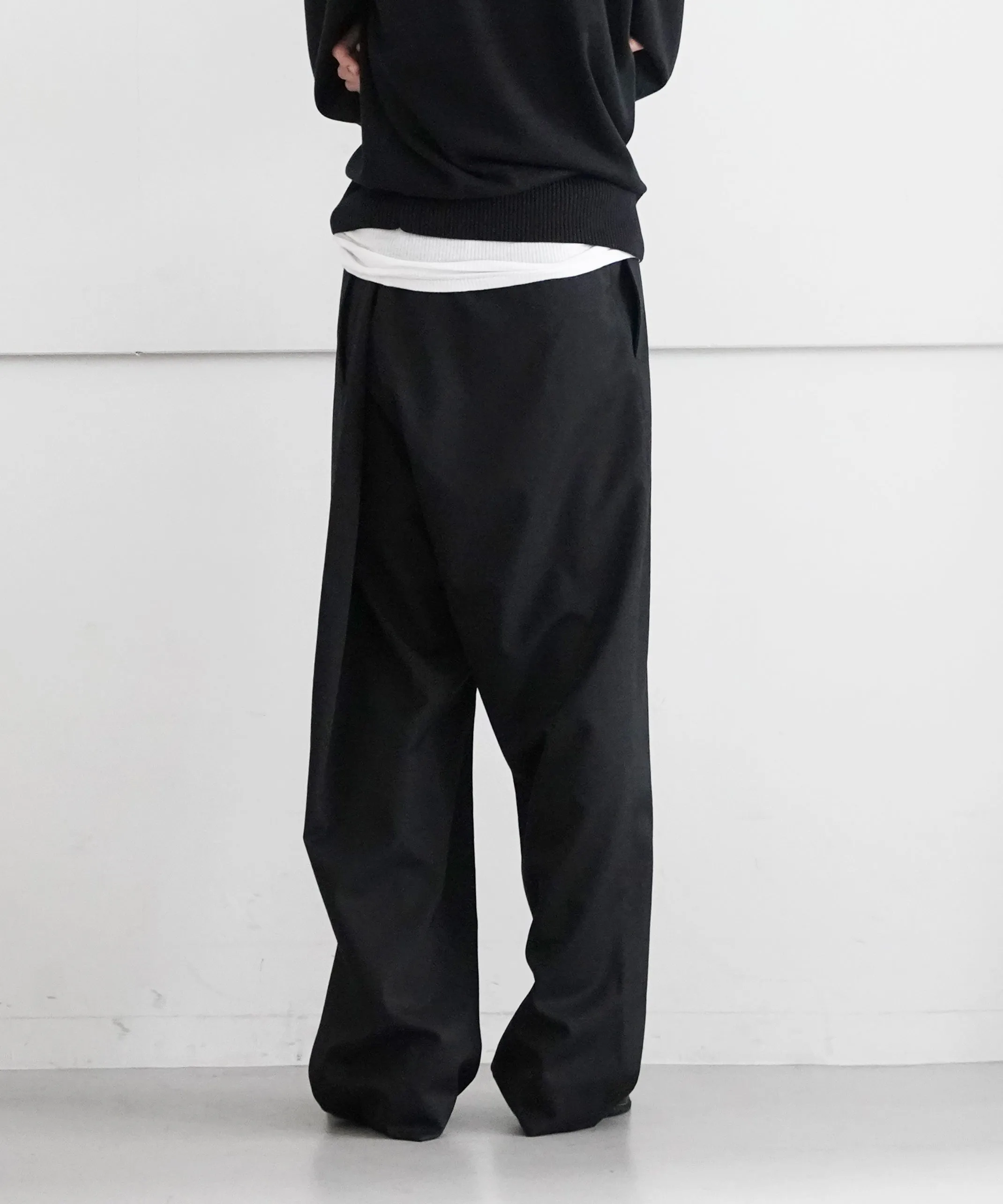 APRIORI Slacks "BLACK"